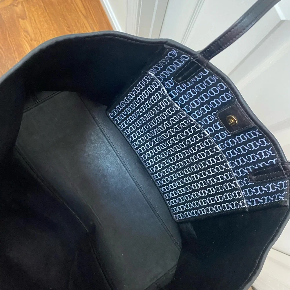 Gorgeous Iconic Tory Burch Black and White Gemini Tote Bag